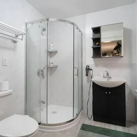 Spacious Room With Ensuite Bathroom Near Subway, Koreatown & Uoft Toronto Extérieur photo
