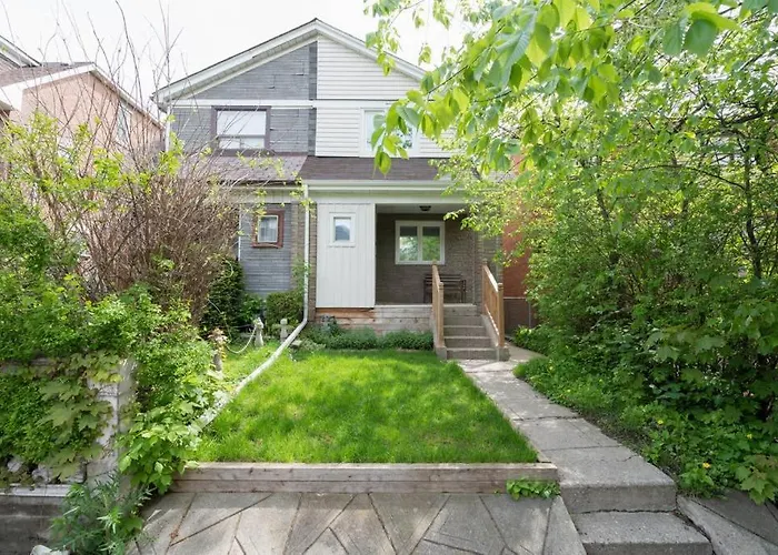 Spacious Room With Ensuite Bathroom Near Subway, Koreatown & Uoft
