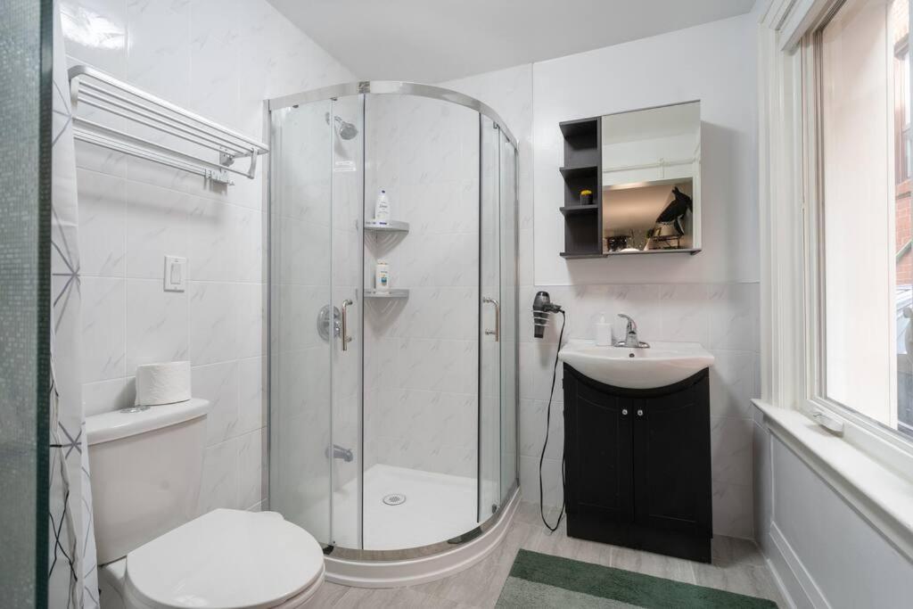Spacious With Ensuite Bathroom Near Subway, Koreatown & Uoft *
