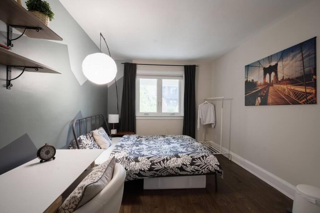 Spacious With Ensuite Bathroom Near Subway, Koreatown & Uoft