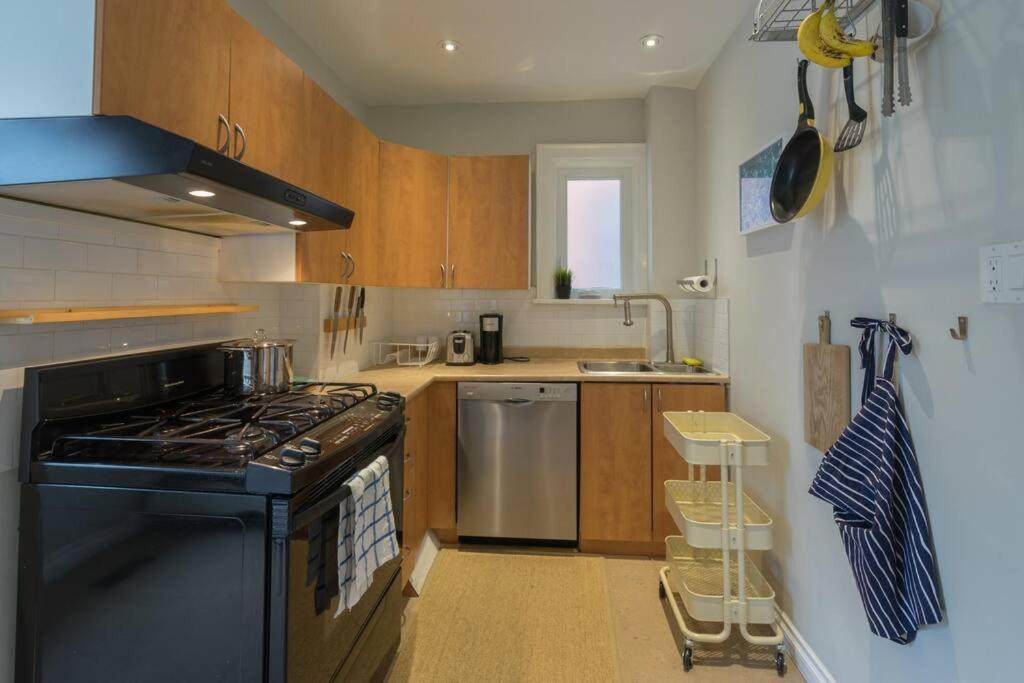 Spacious With Ensuite Bathroom Near Subway, Koreatown & Uoft * Toronto